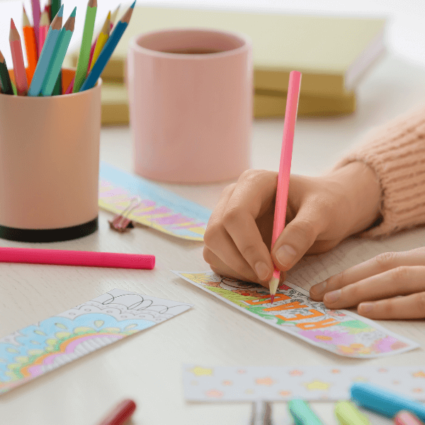 fabrication d'un marque-page avec des crayons de couleurs