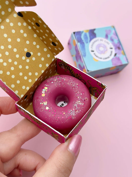 fondant parfumé en forme de donut, parfum cerise, décoration colorée et gourmande, fabrication artisanale et française, composition saine et naturelle