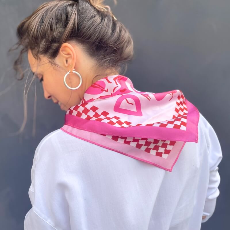 foulard en soie pour femme, rose et rouge, inscription dance, noué sur les épaules.