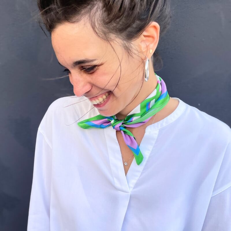 foulard en soie pour femme, imprimé 70's, vert, bleu et violet, noué au cou