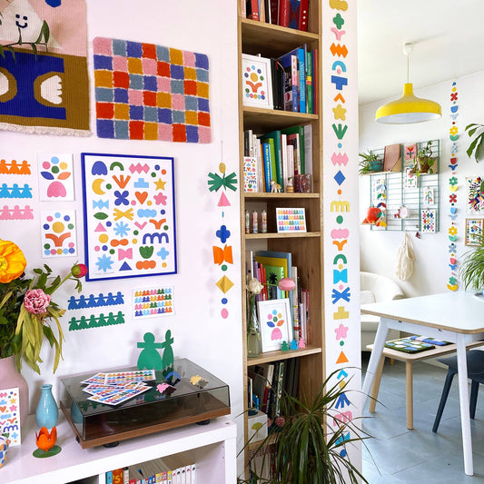 Guirlandes murales décoratives avec des formes géométriques colorées, Maison Ribambelle.