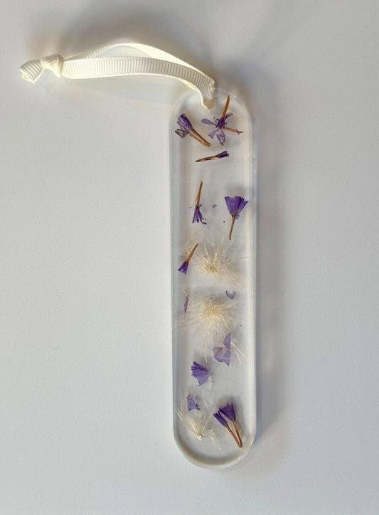 Marque page avec des fleurs séchées.