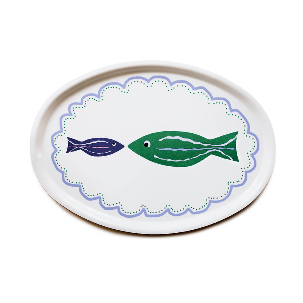 Plateau ovale en bois avec des poissons illustrés.