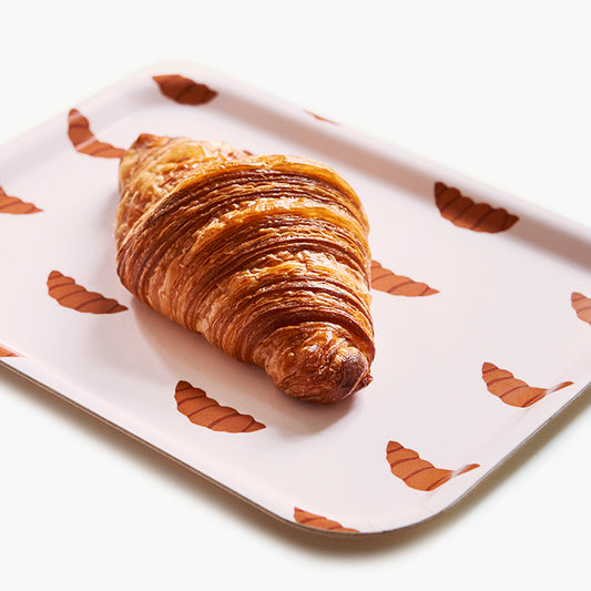 Plateau rectangulaire beige en bois avec des croissants.