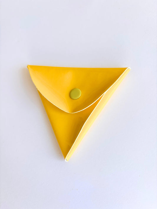 Porte-monnaie, étui pour écouteurs jaune en cuir vegan.