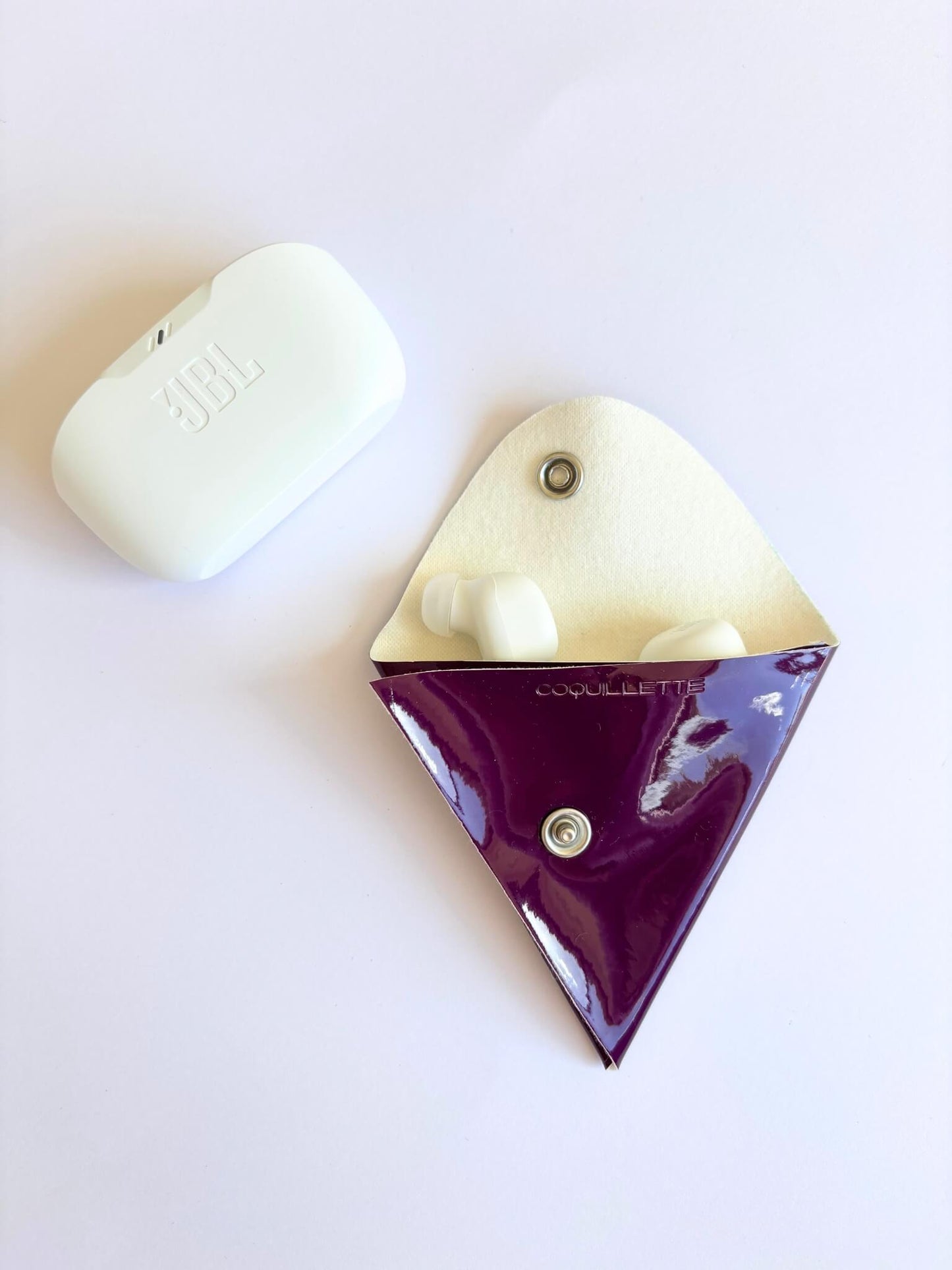 Porte-monnaie, étui pour écouteurs violet en cuir vegan.