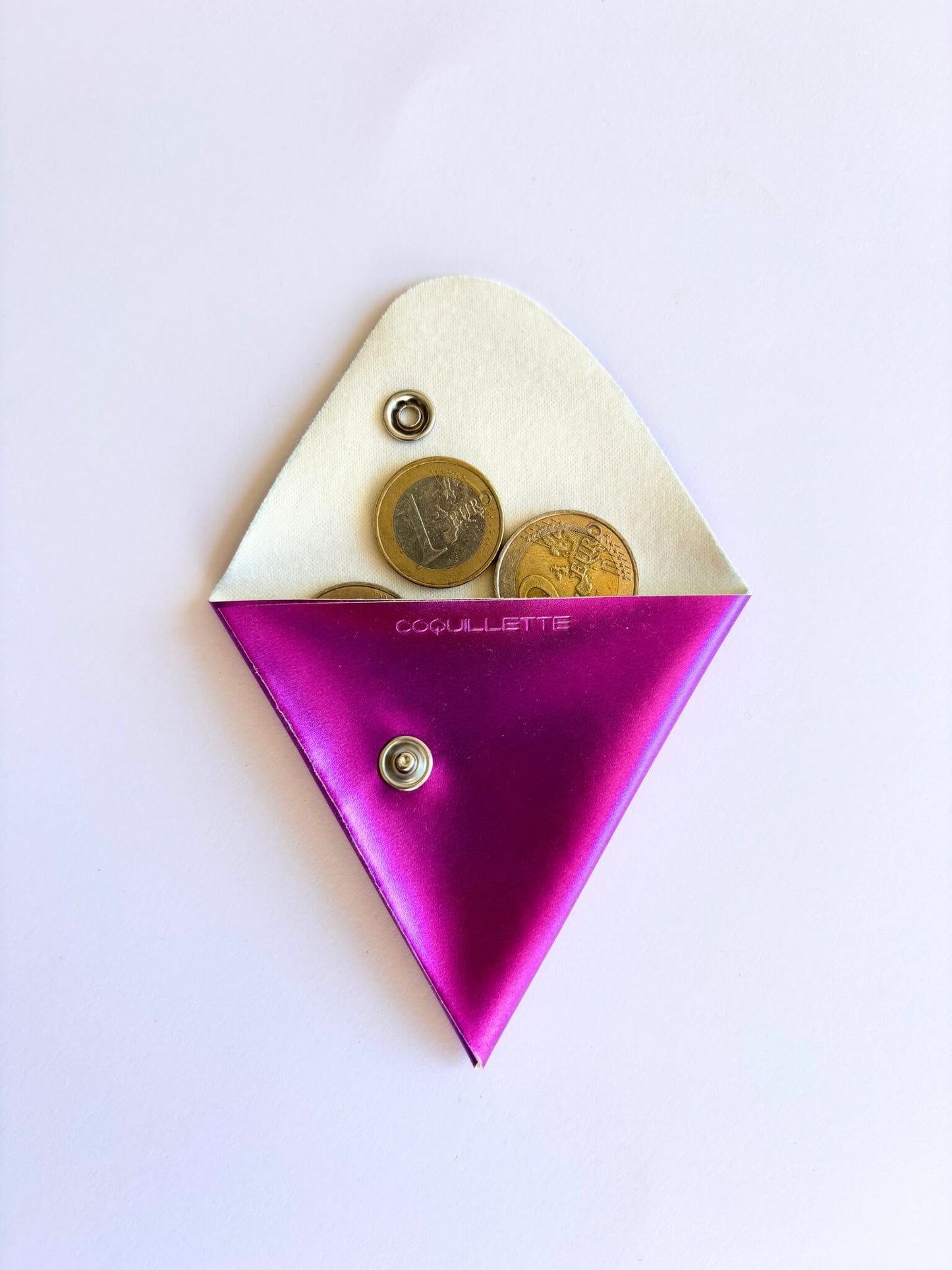 Porte-monnaie, étui pour écouteurs violet en cuir vegan irisé.