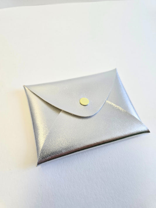 Porte monnaie argenté brillant en cuir recyclé.