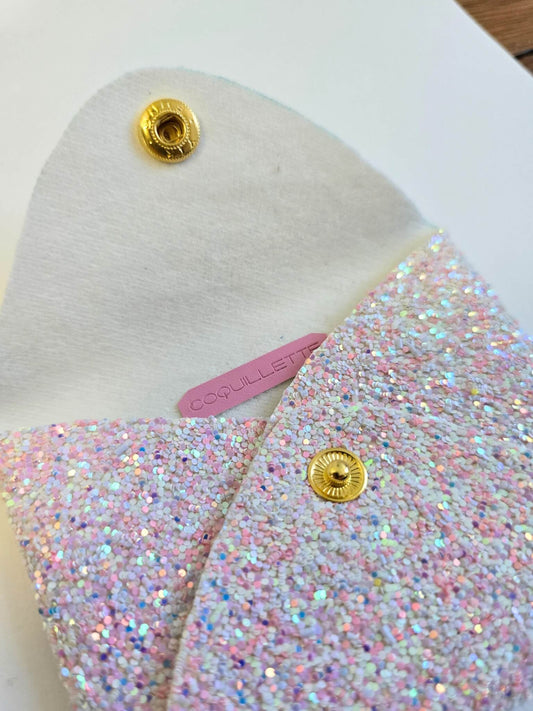 Porte-monnaie blanc à paillettes ouvert.