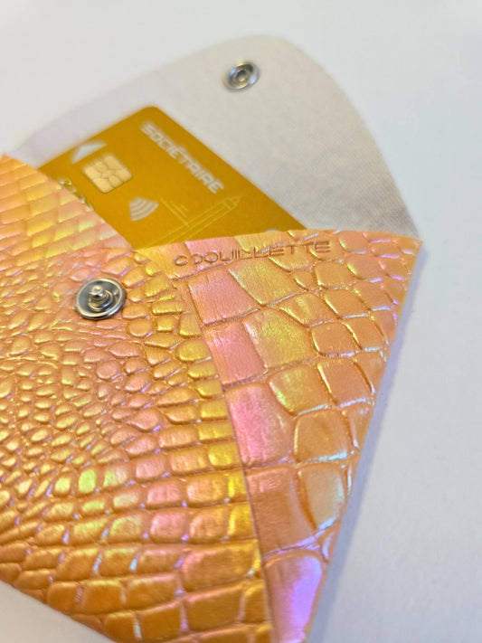 Porte-monnaie orange en cuir vegan effet serpent.