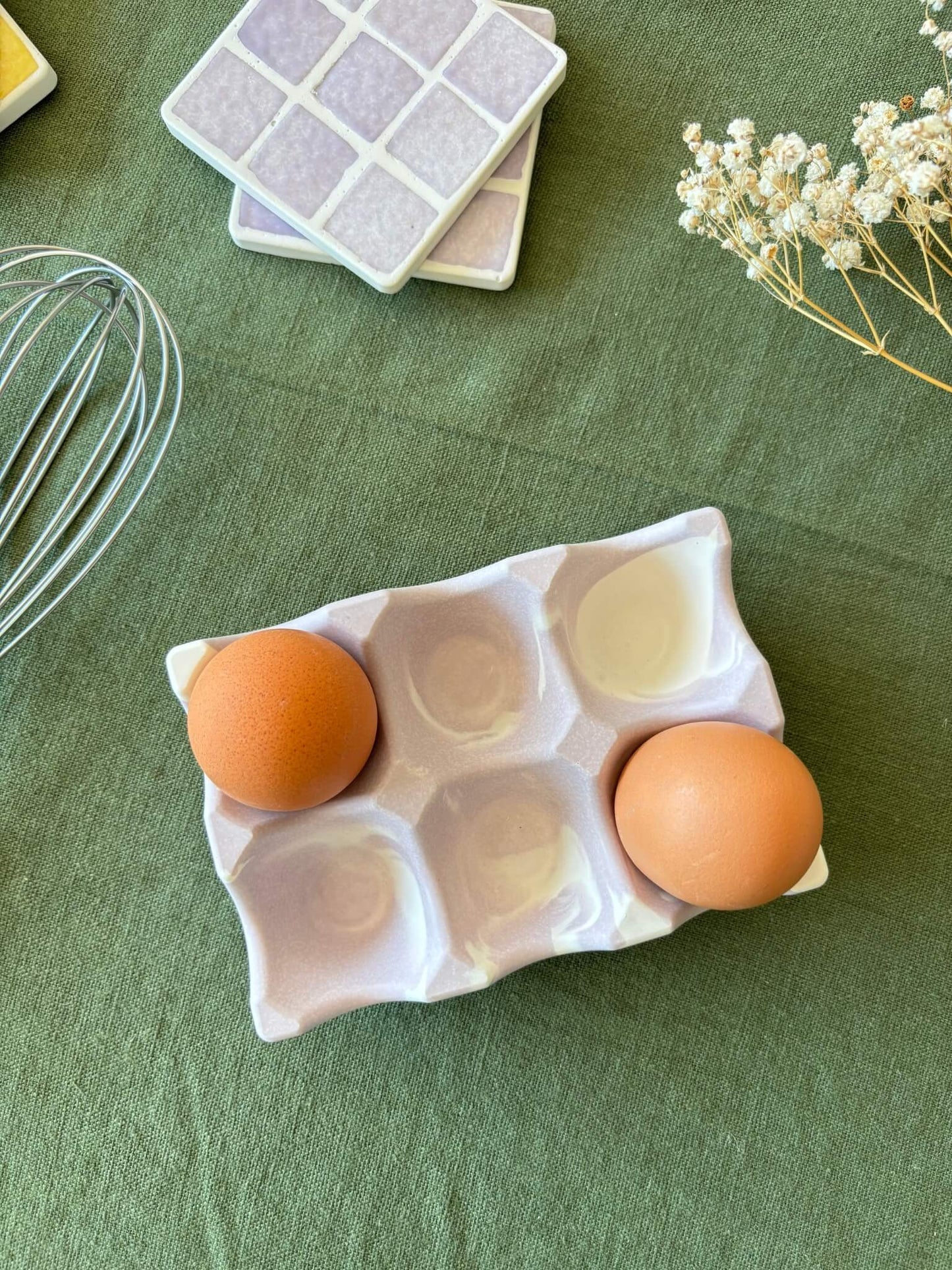 Présentoir à œufs violet artisanal en jesmonite.