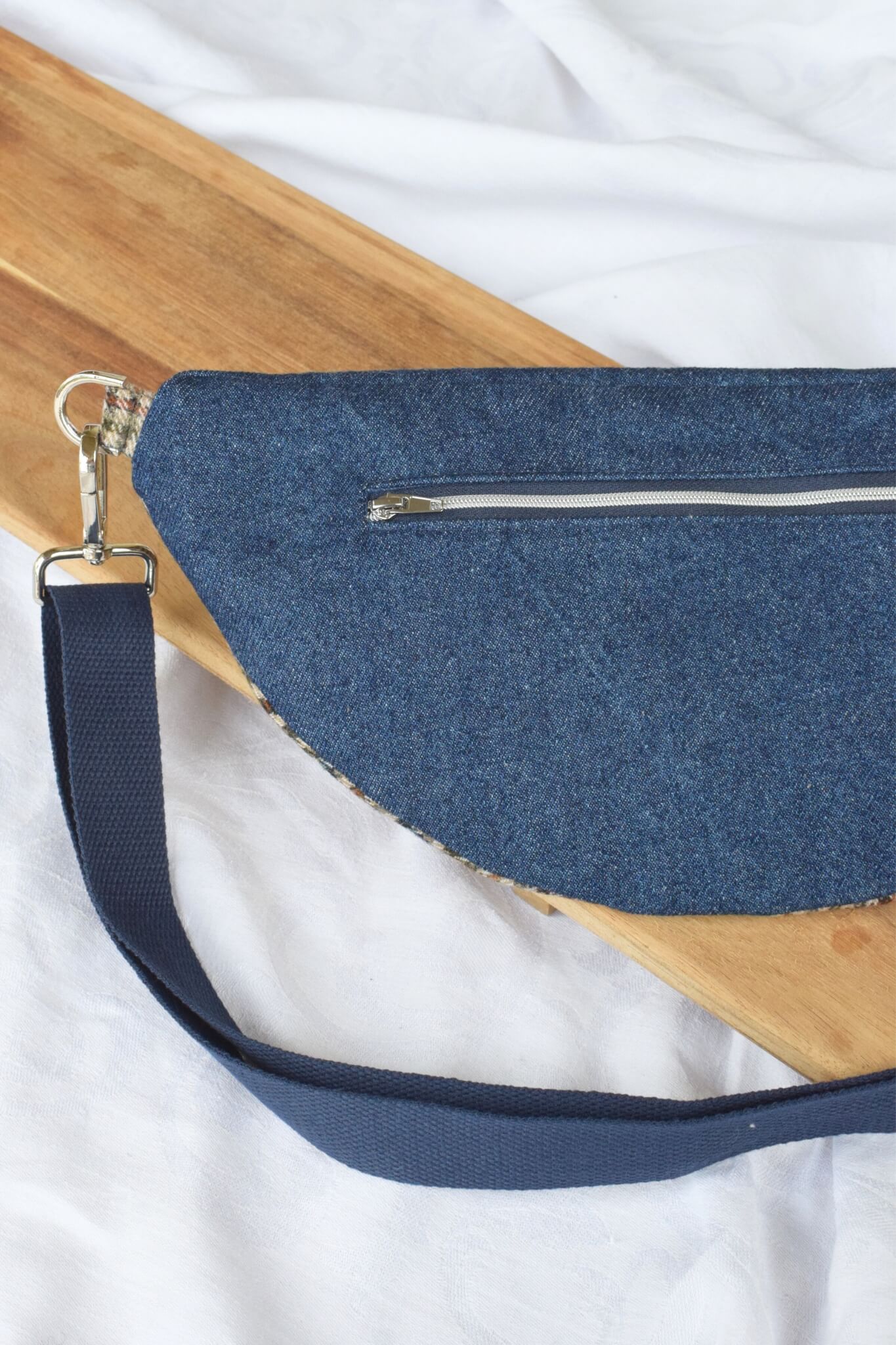 sac banane bleu et beige en laine et jean upcyclés fabriqué en France, fermeture argent