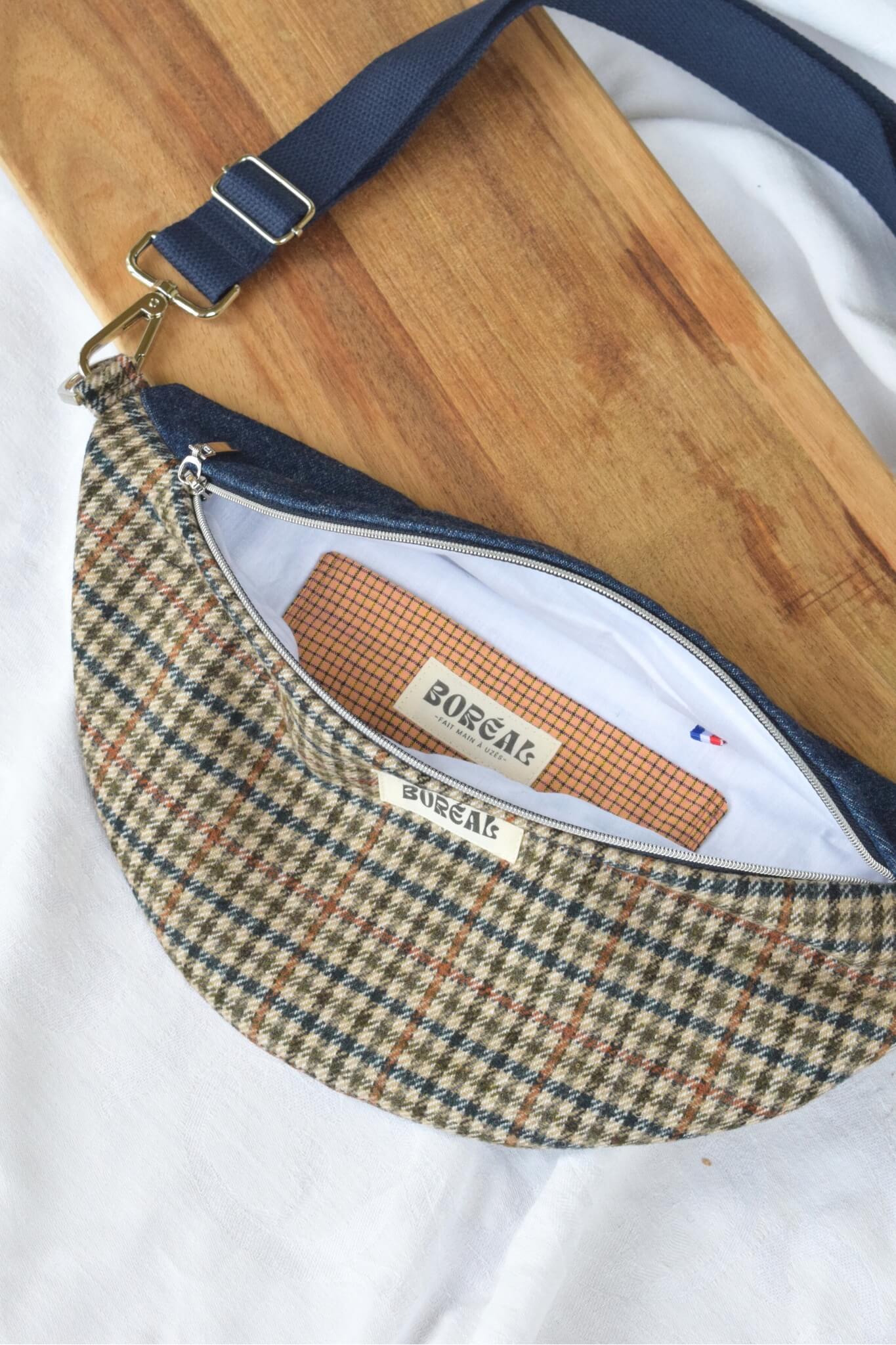 sac banane bleu et beige en laine et jean upcyclés fabriqué en France, fermeture argent