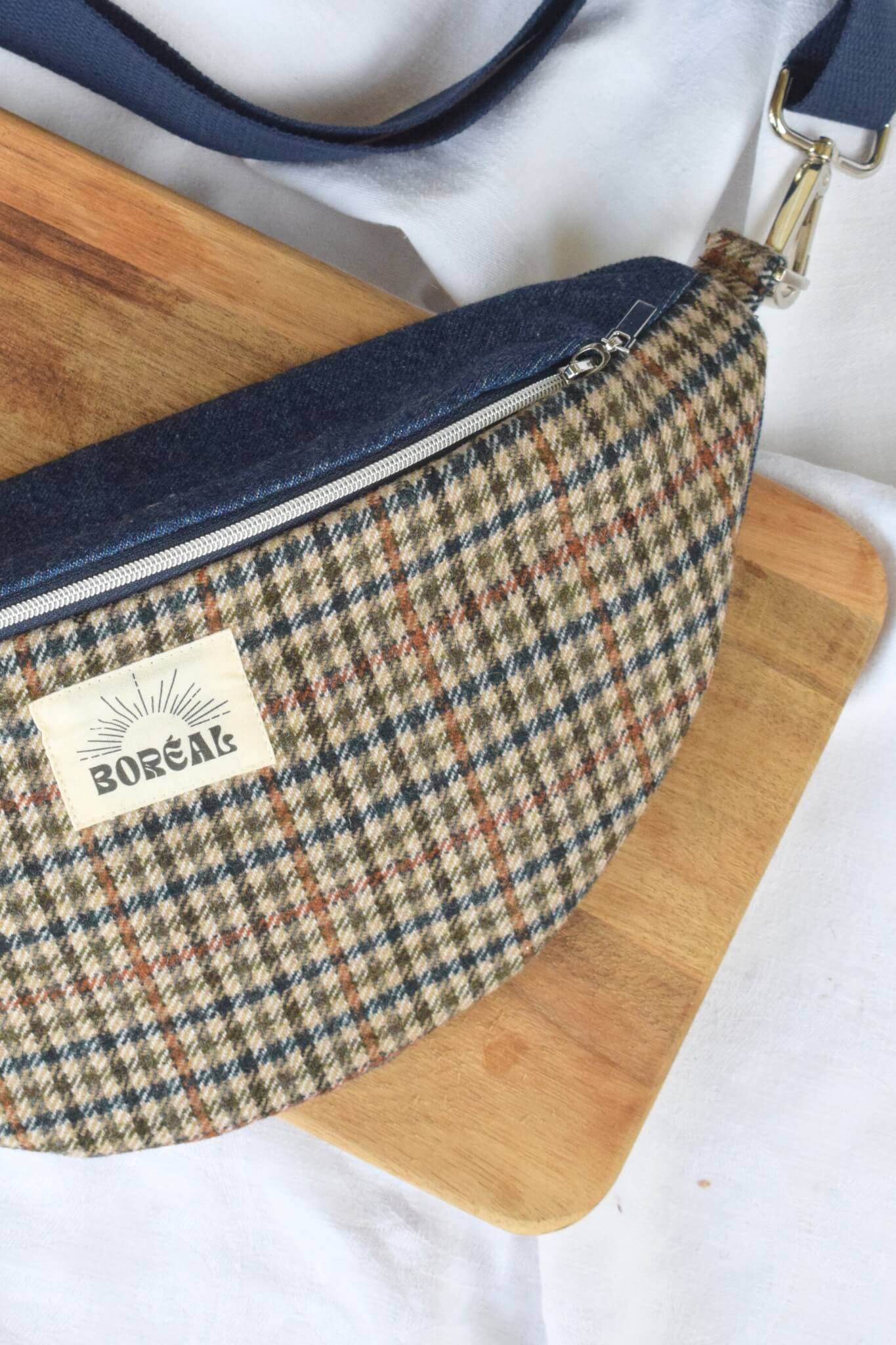 sac banane bleu et beige en laine et jean upcyclés fabriqué en France, fermeture argent