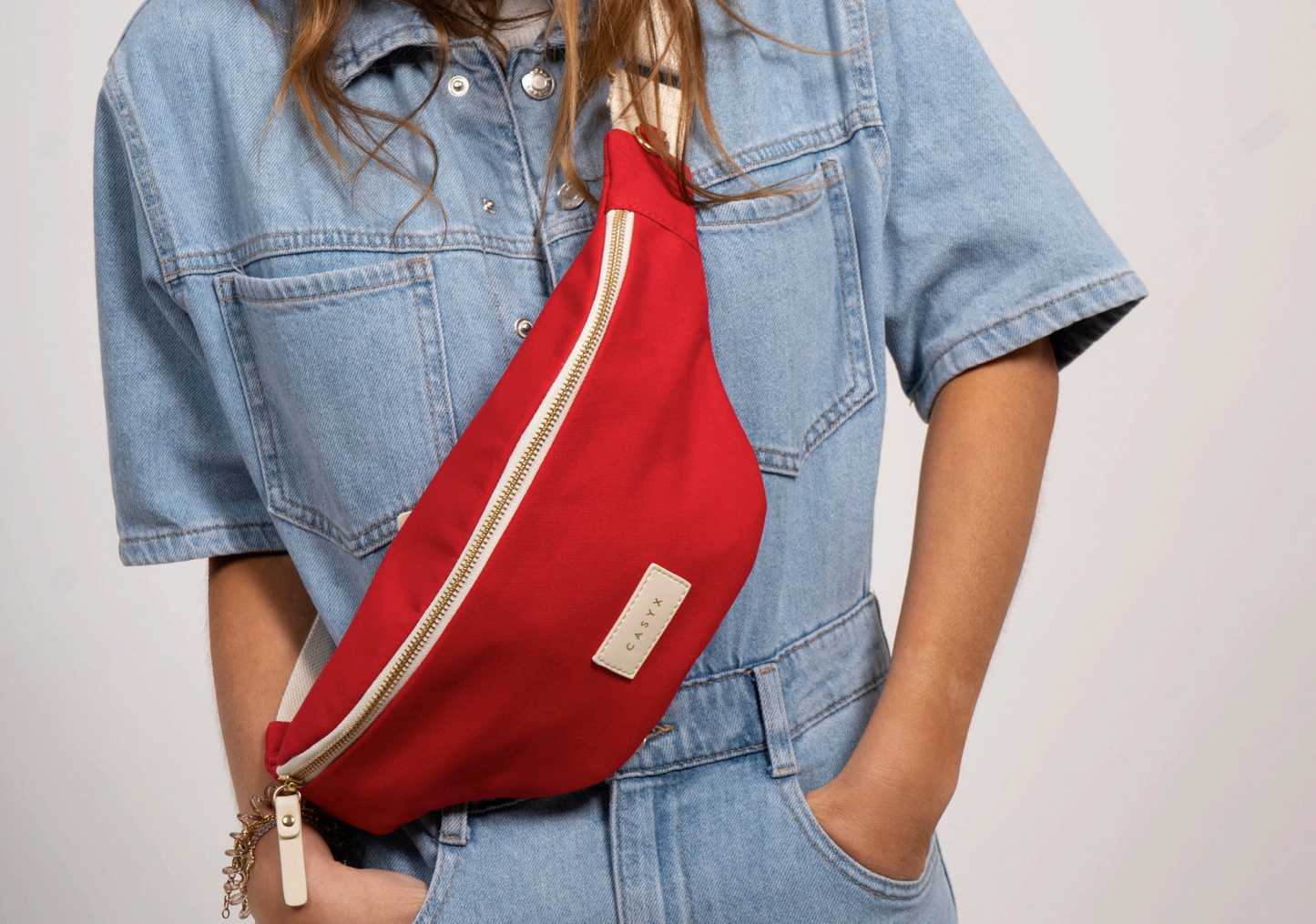 Sac banane rouge en coton bio porté par une femme, Casyx.