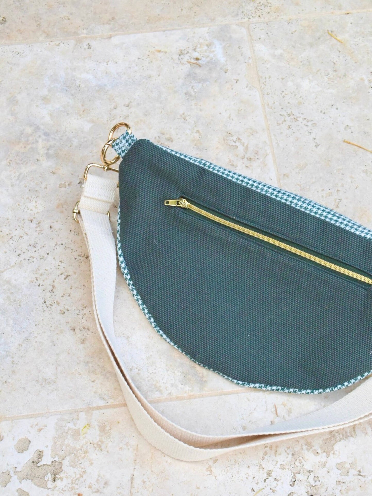 Sac banane pied de poule vert en laine avec une sangle beige.