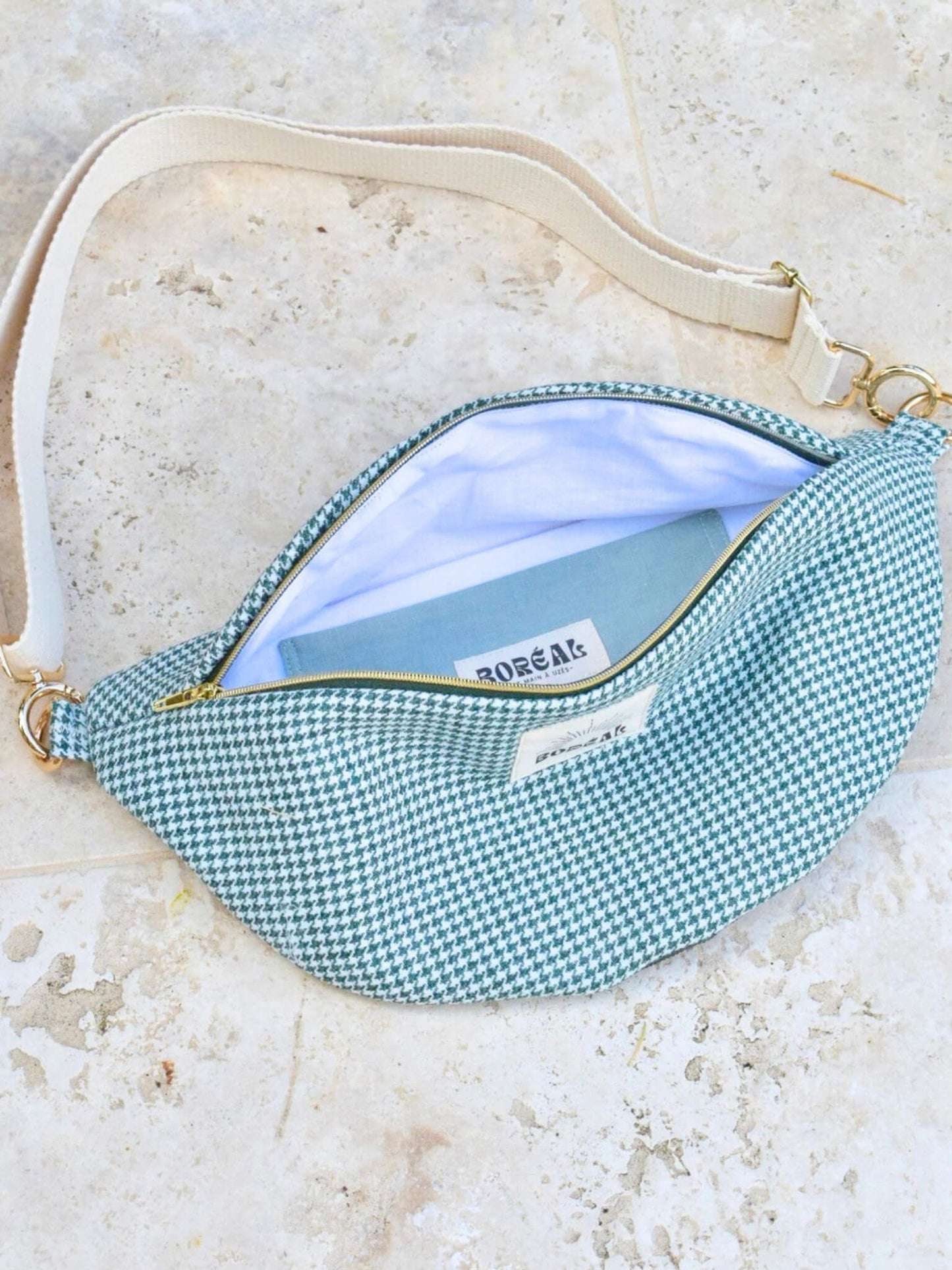 Sac banane pied de poule vert en laine avec une sangle beige.