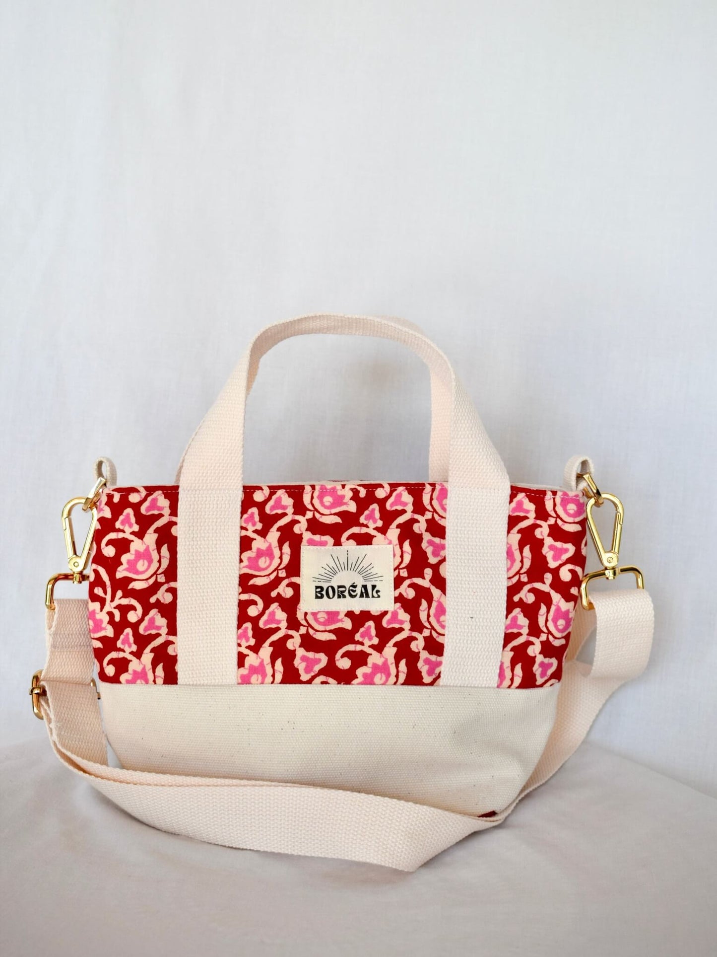 Sac à bandoulière en coton beige avec un imprimé fleuri rose, Boréal.