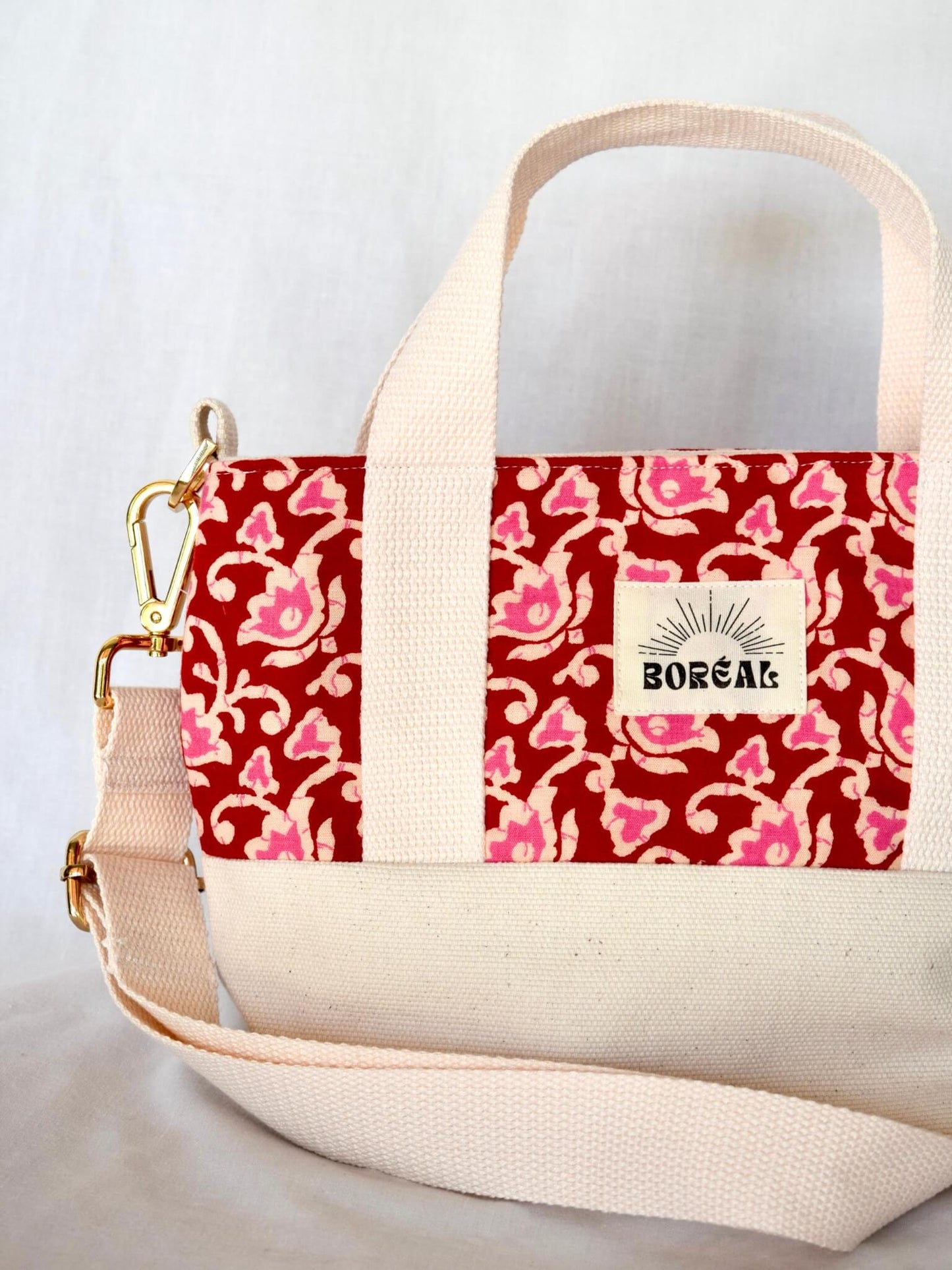 Sac à bandoulière en coton beige avec un imprimé fleuri rose, Boréal.