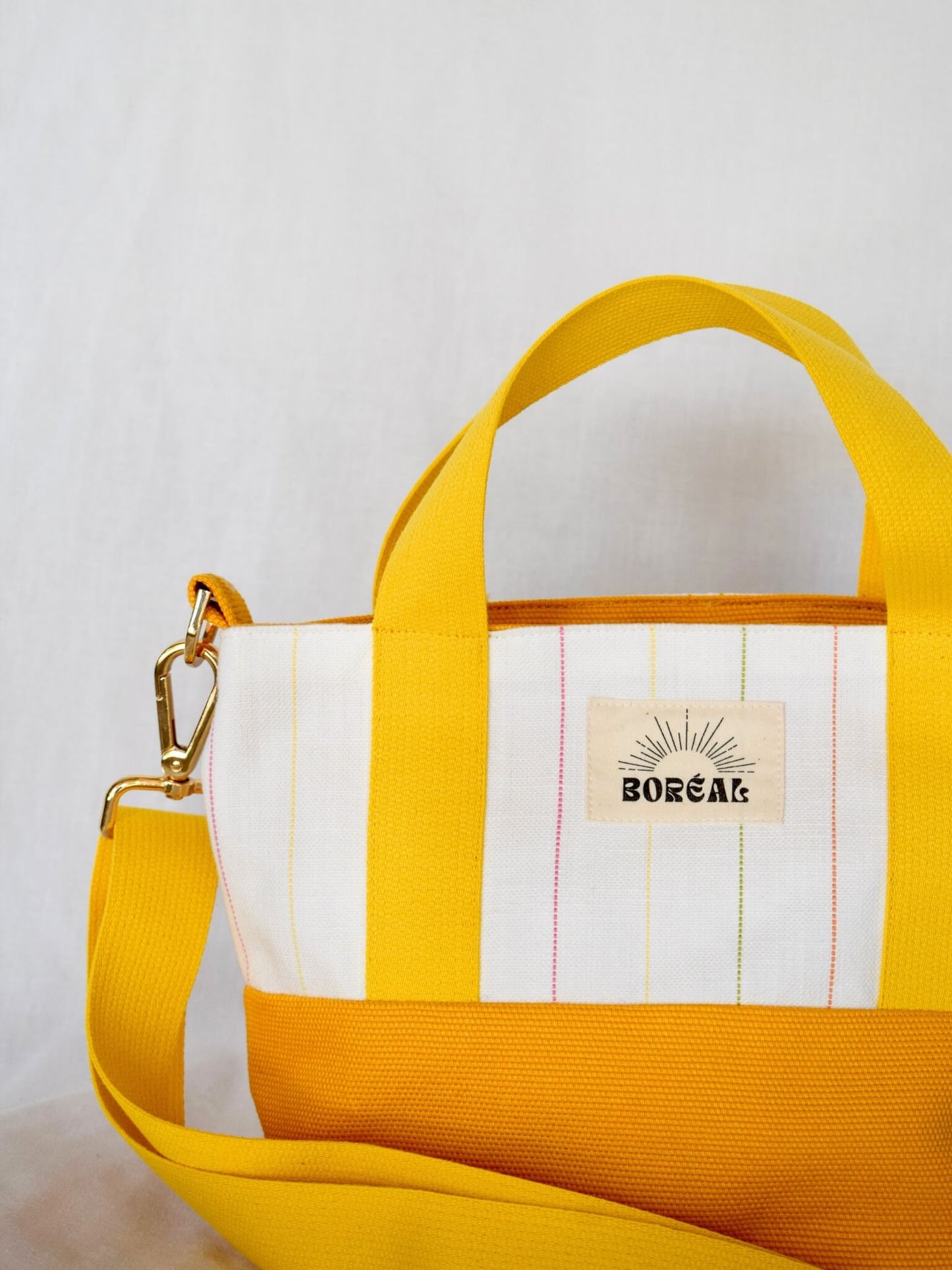 Sac à bandoulière en coton jaune avec des rayures, Boréal.