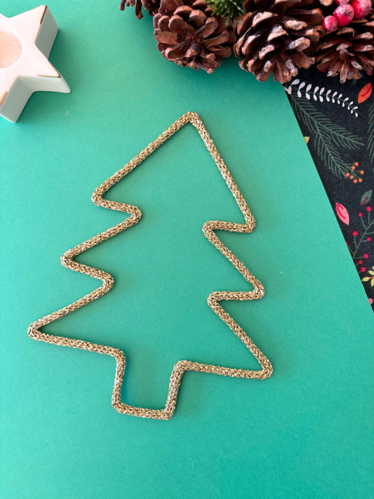 Sapin décoratif en tricotin doré.