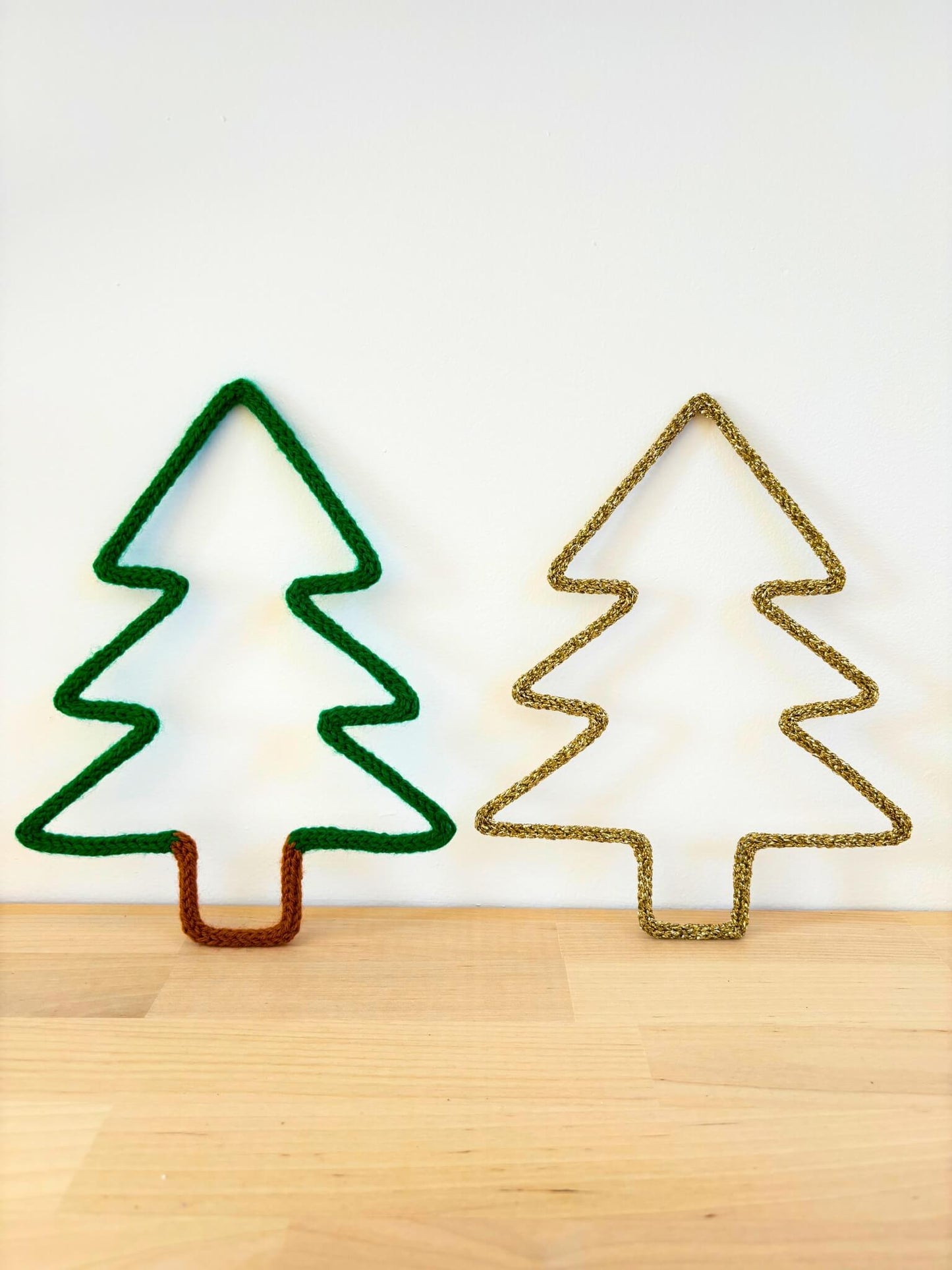 Sapins décoratifs en tricotin.