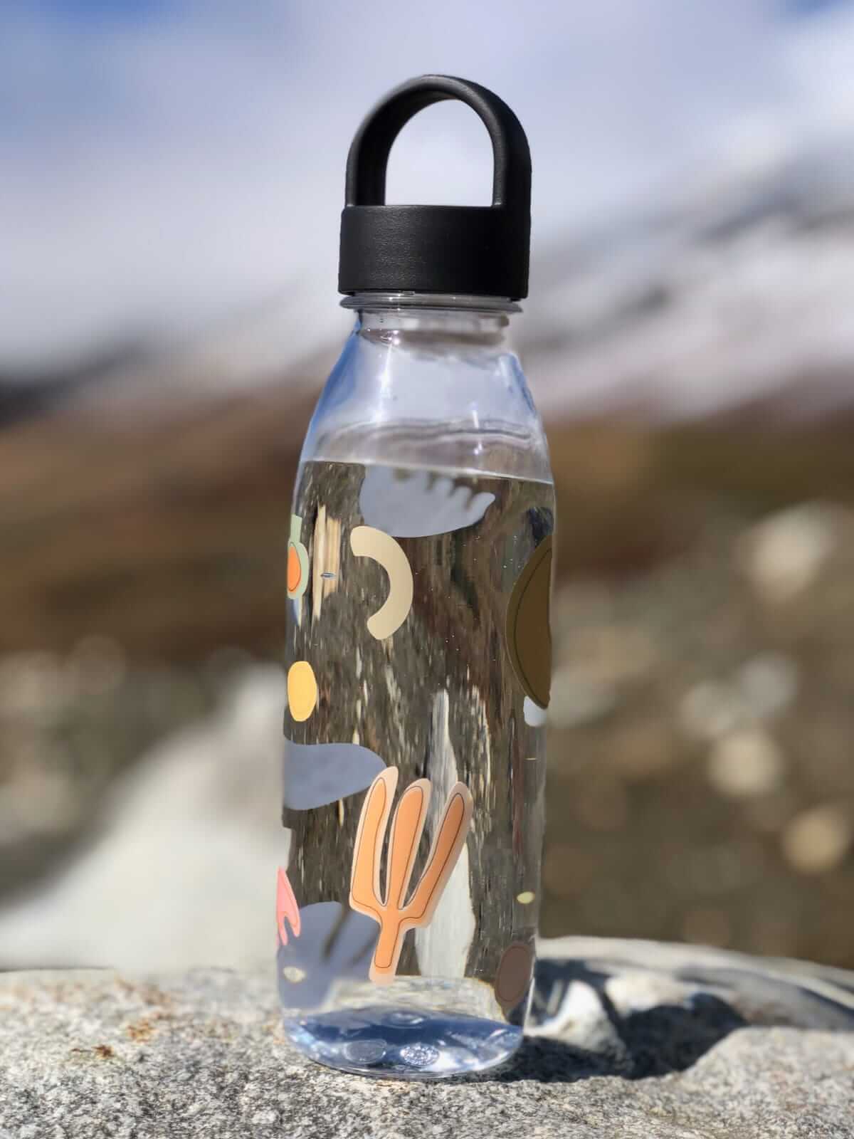 stickers décoratifs colorés sur une gourde