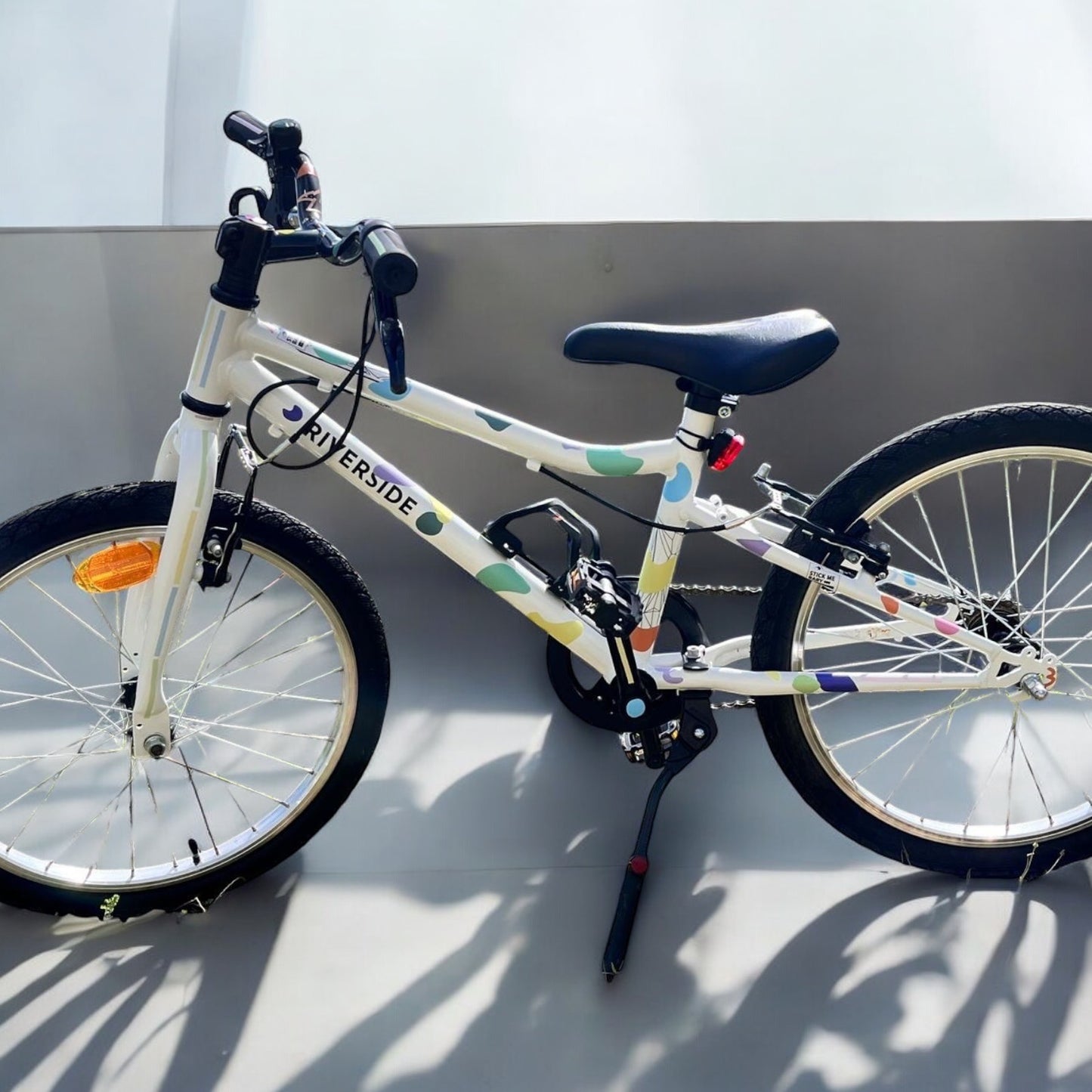 stickers décoratifs géométriques multicolores collés sur un vélo d'enfant.