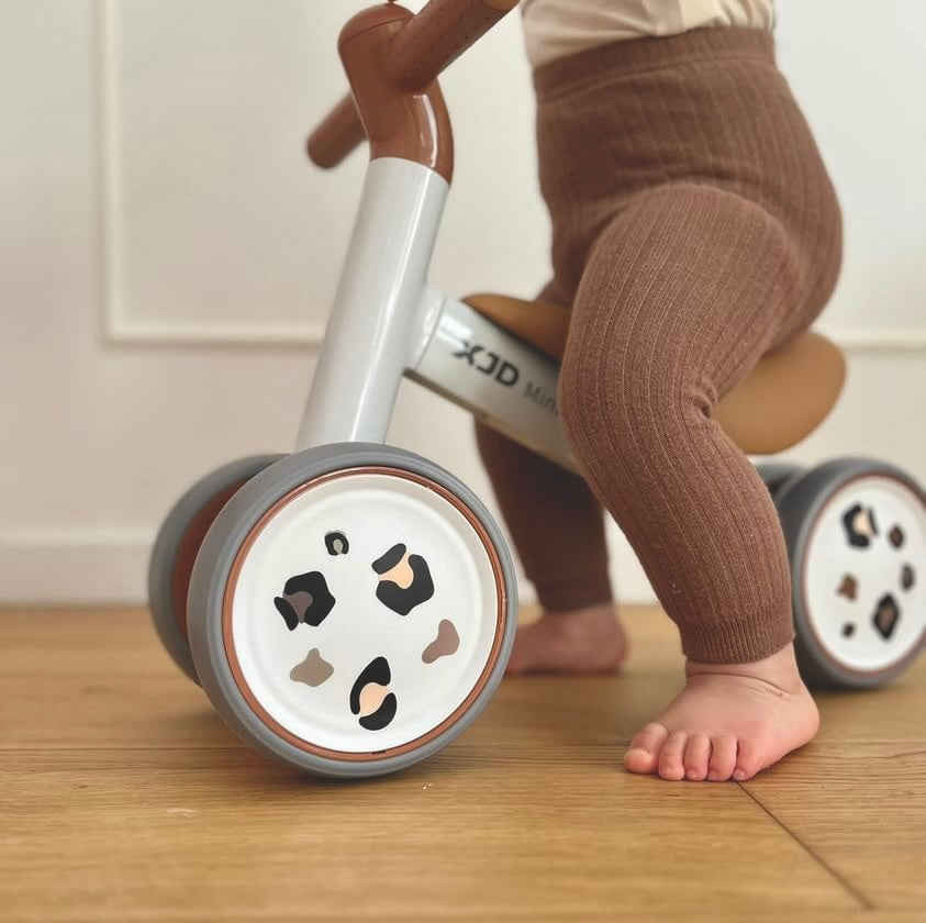 stickers décoratifs léopard collés sur un vélo d'enfant.