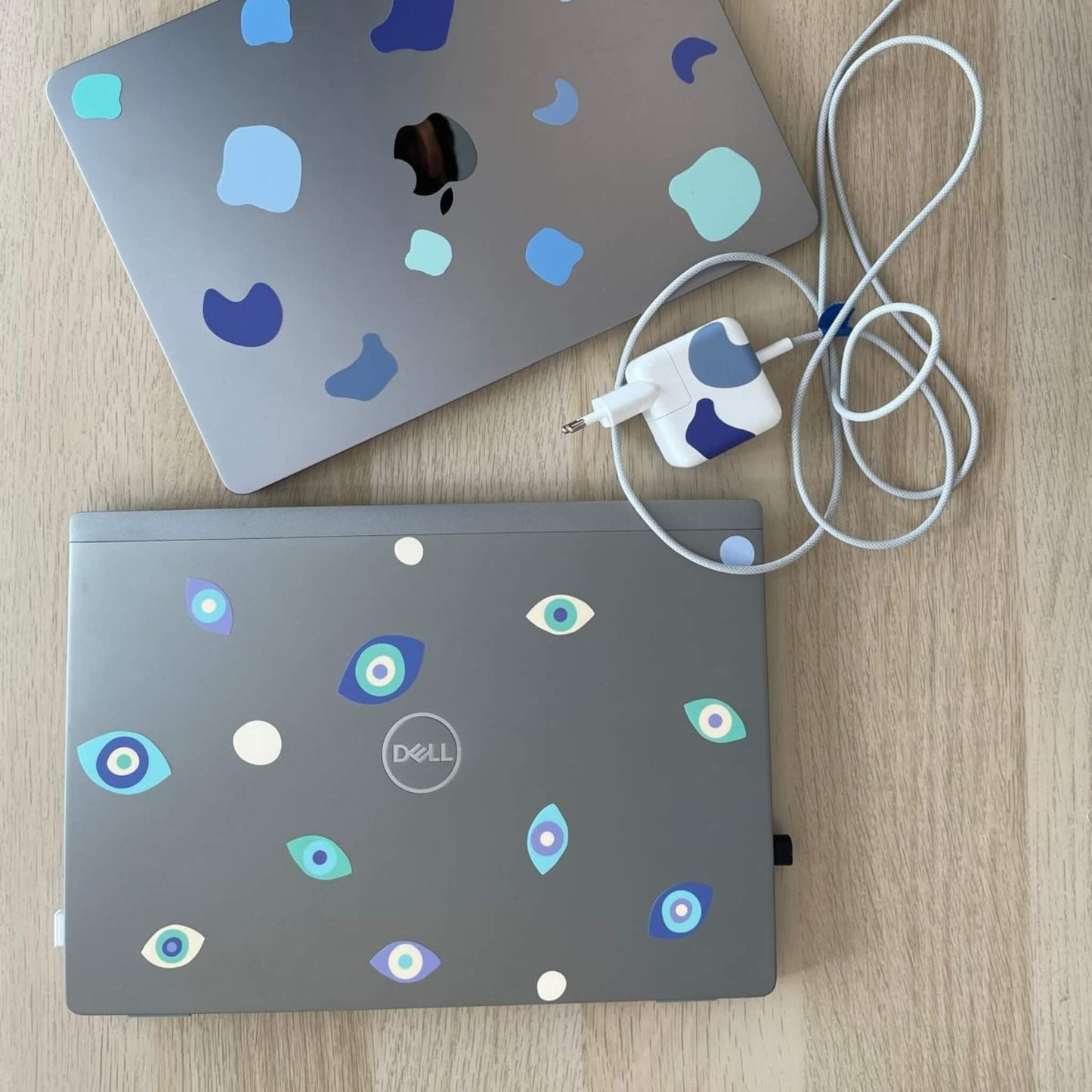 stickers décoratifs et colorés en forme d'œil, collés sur un ordinateur dell et apple.