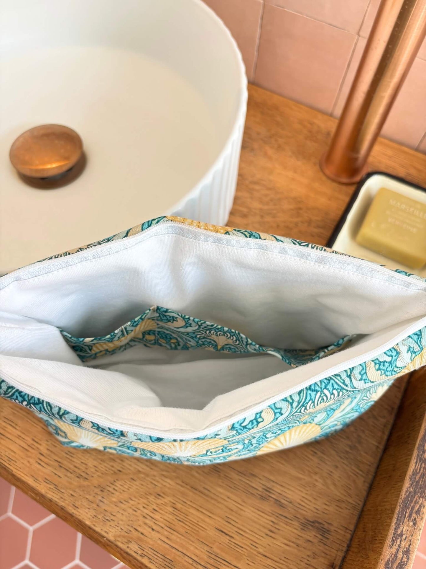 trousse de toilette bleue pour femme avec des coquillages