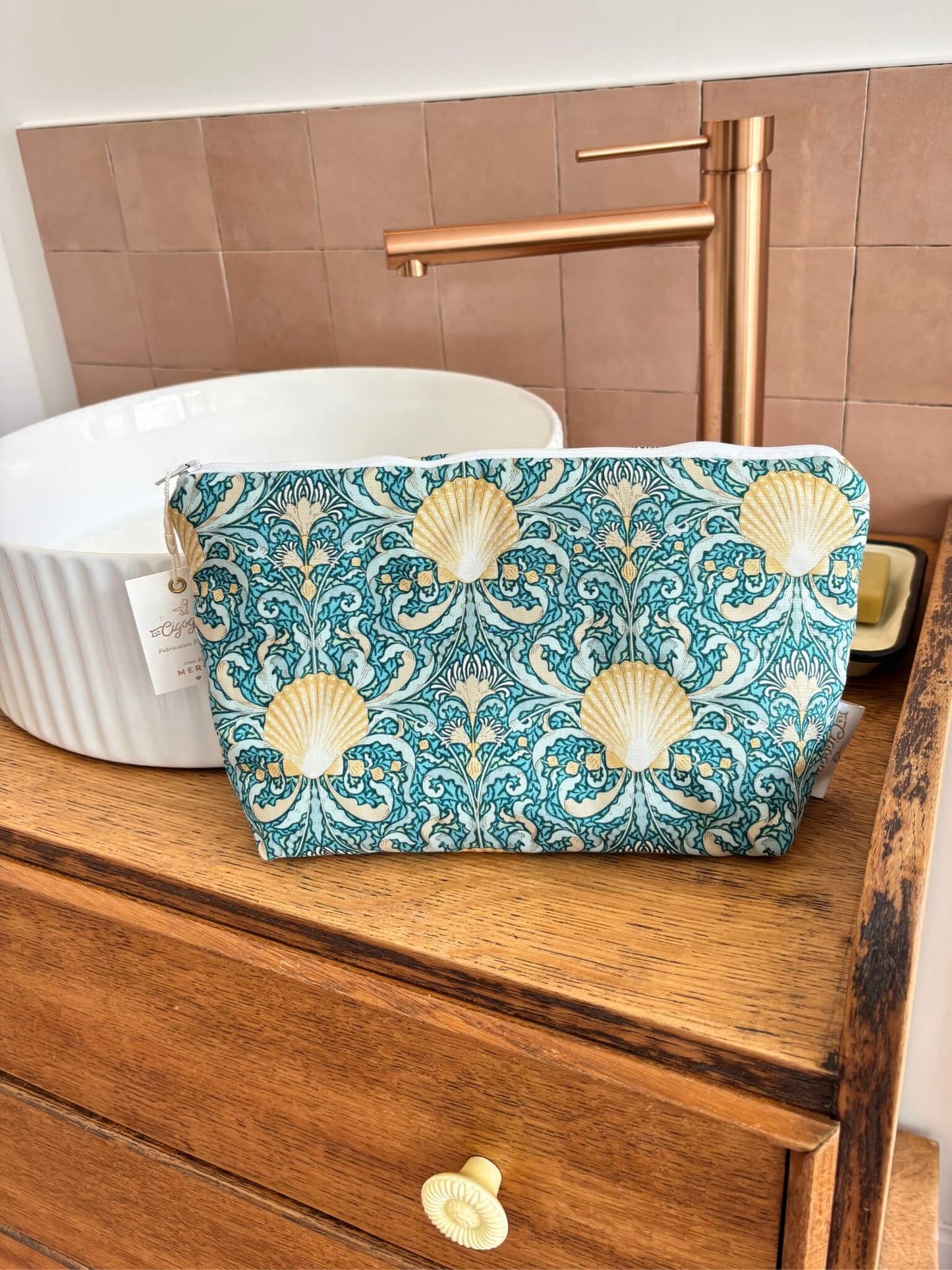 trousse de toilette bleue pour femme avec des coquillages