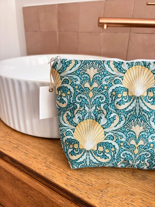 trousse de toilette bleue pour femme avec des coquillages