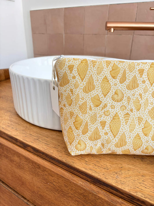 trousse de toilette pour femme avec des coquillages jaunes