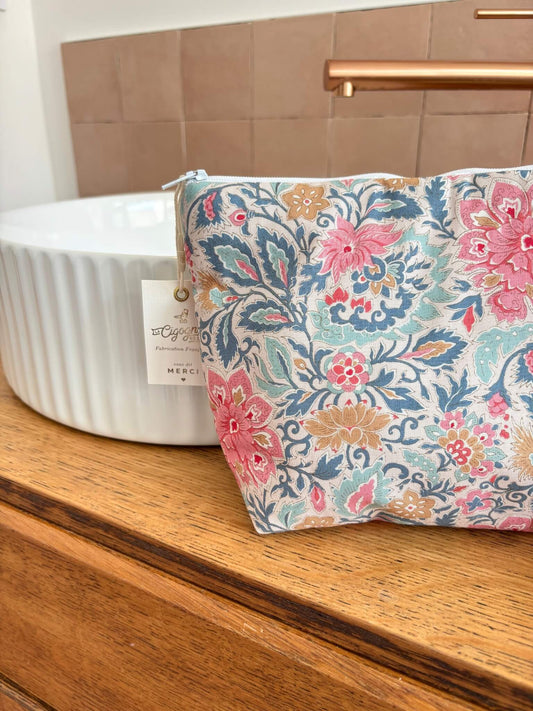 trousse de toilette colorée pour femme avec des fleurs multicolores