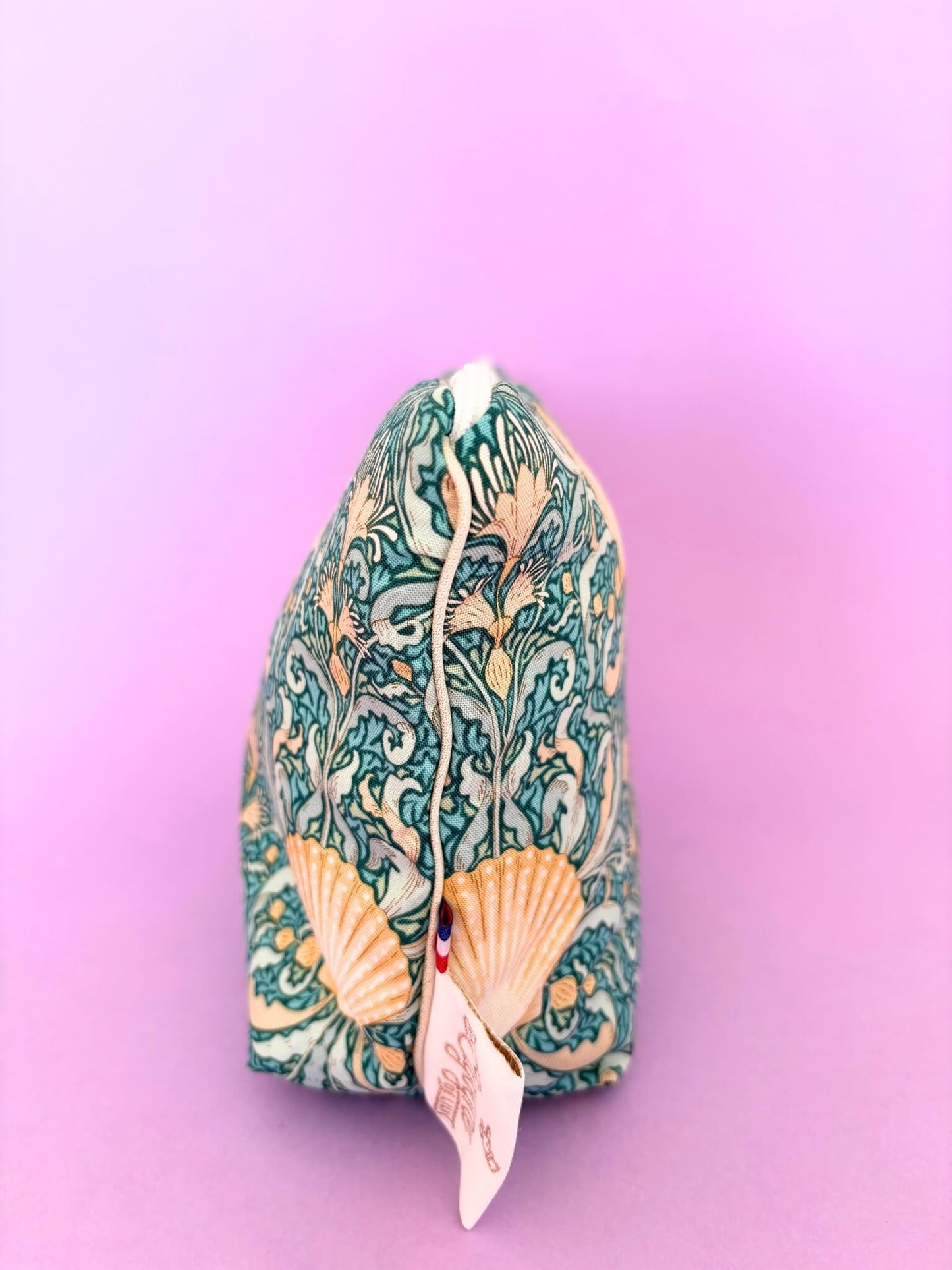 trousse de toilette bleue pour femme avec des coquillages