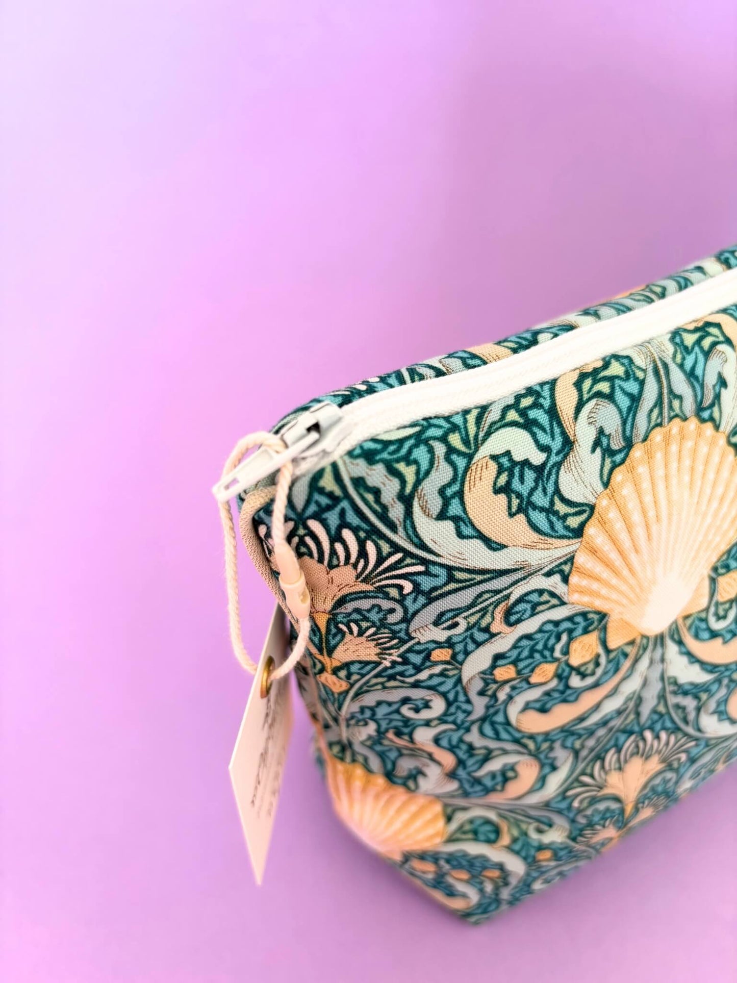 trousse de toilette bleue pour femme avec des coquillages