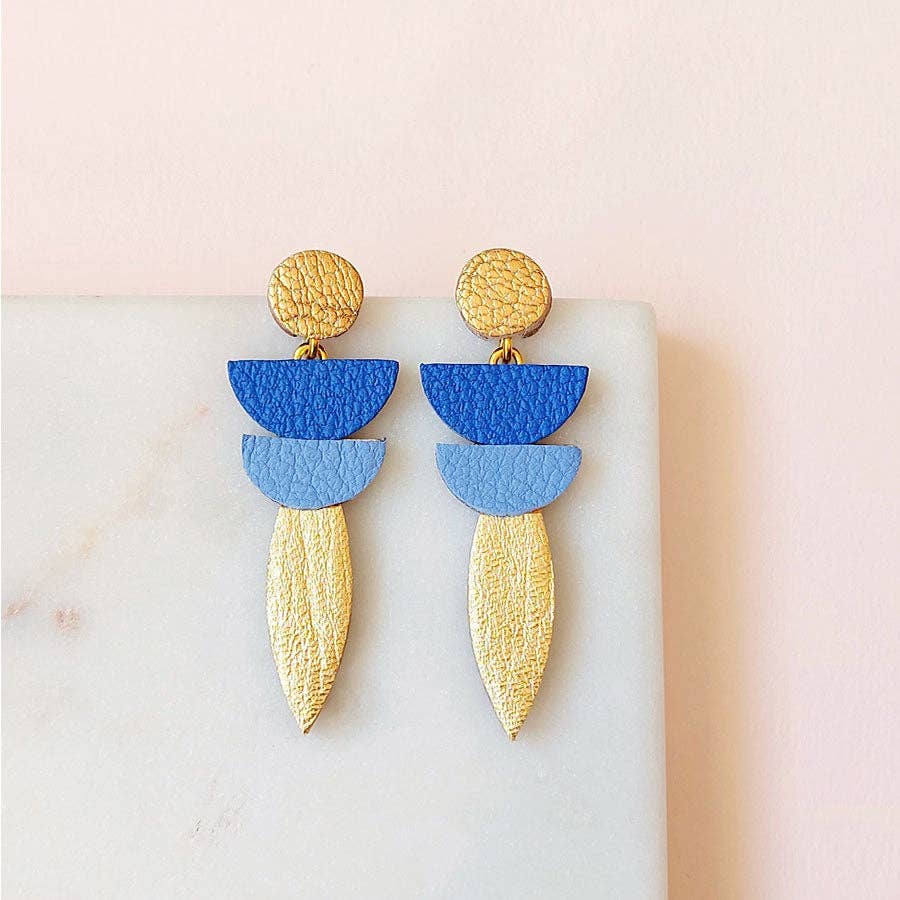 Boucles d'oreilles pendantes bleues et dorées en cuir recyclé