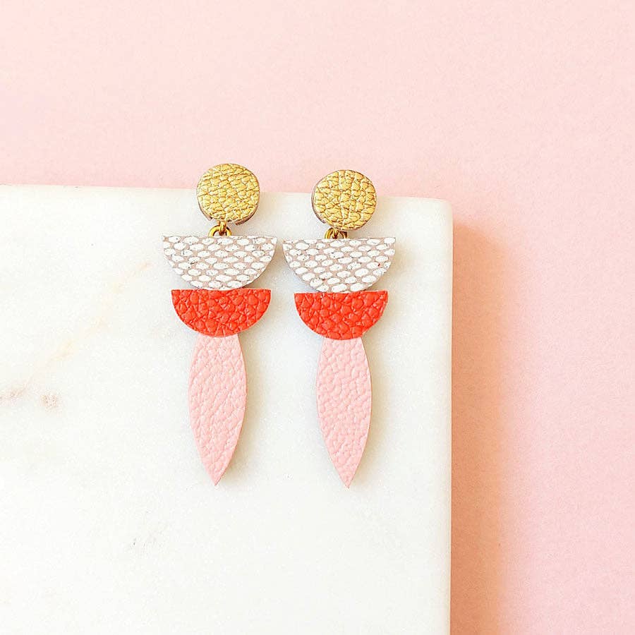 Boucles d'oreilles pendantes rose rouge et doré en cuir recyclé