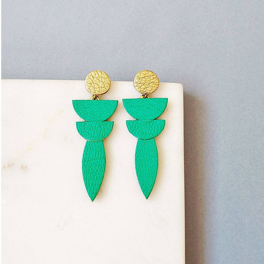 Boucles d'oreilles pendantes vertes et dorées en cuir recyclé