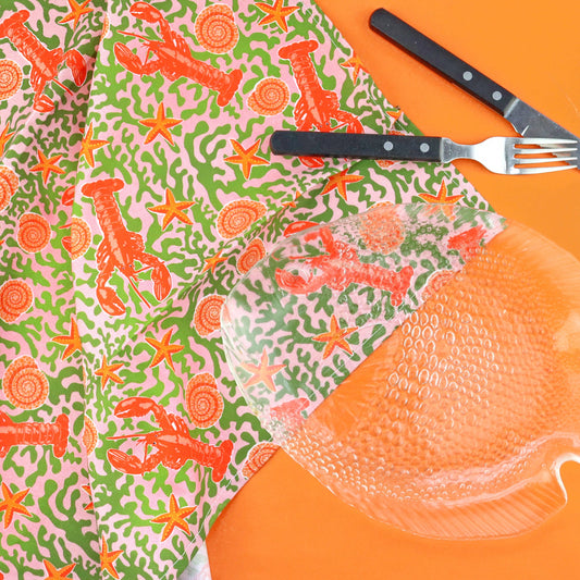 Torchon de cuisine orange et vert imprimé avec des homards, des étoiles, des coquillages et des algues