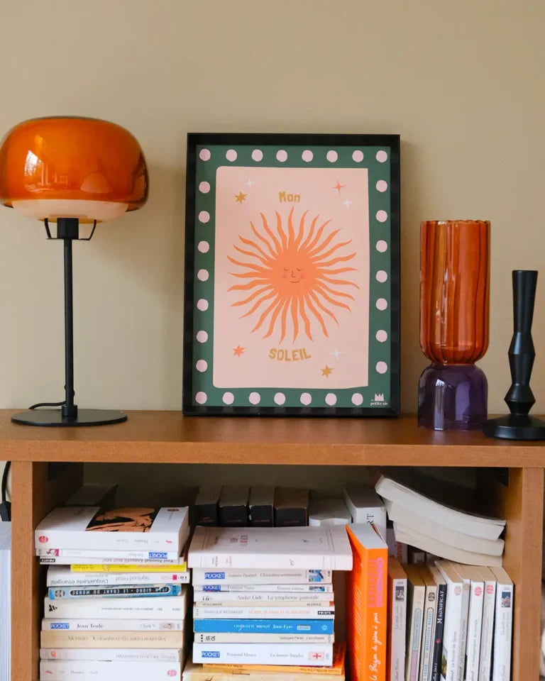 vase en papier avec des cœurs et des fleurs à l'intérieur