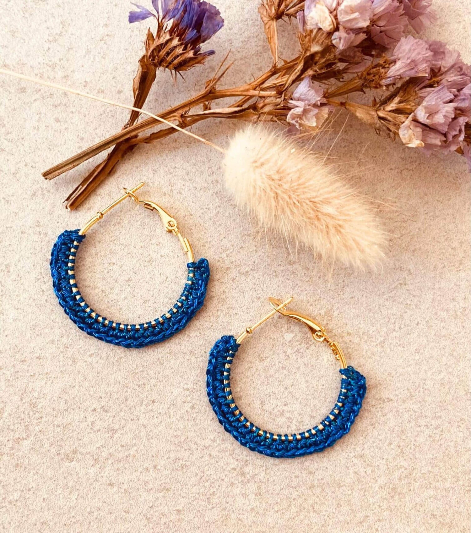 boucles d'oreilles créoles dorées, en crochet, fabriquées en France, artisanales, bleues électrique