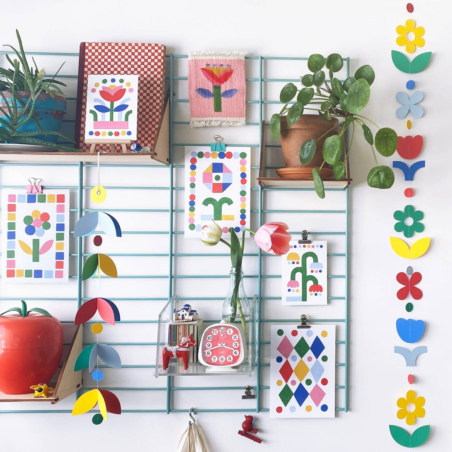 guirlandes fleurs colorées et étagères murales