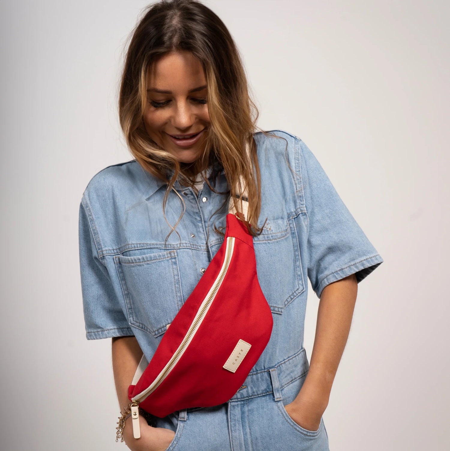 femme qui porte un sac banane en coton rouge