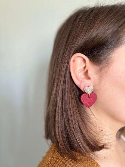 Boucles d'oreilles chics rouges et paillettes, avec des coeurs en cuir upcyclé et revalorisé, fabrication artisanale et française