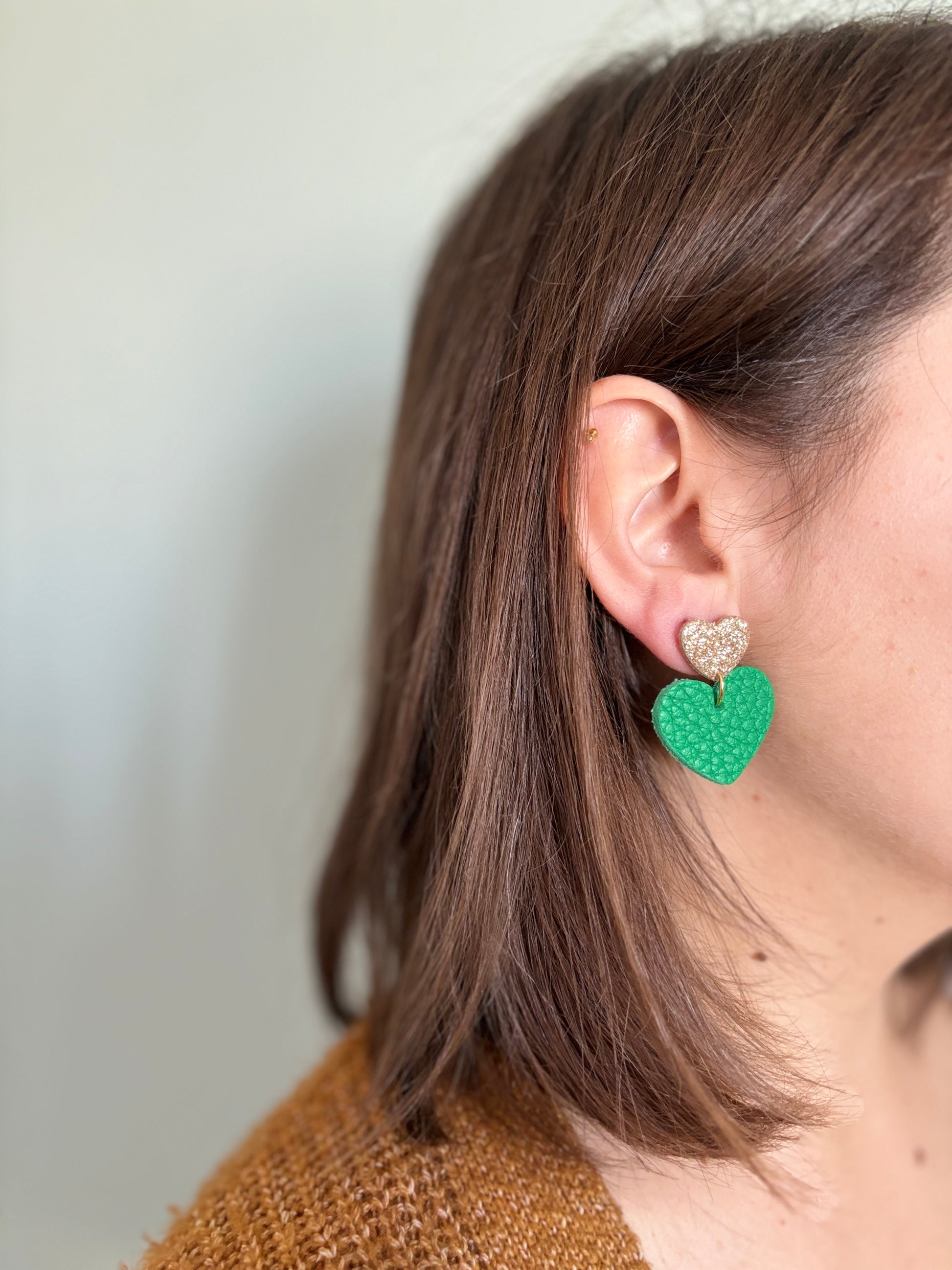 Boucles d'oreilles chics vertes et paillettes, avec des coeurs en cuir upcyclé et revalorisé, fabrication artisanale et française