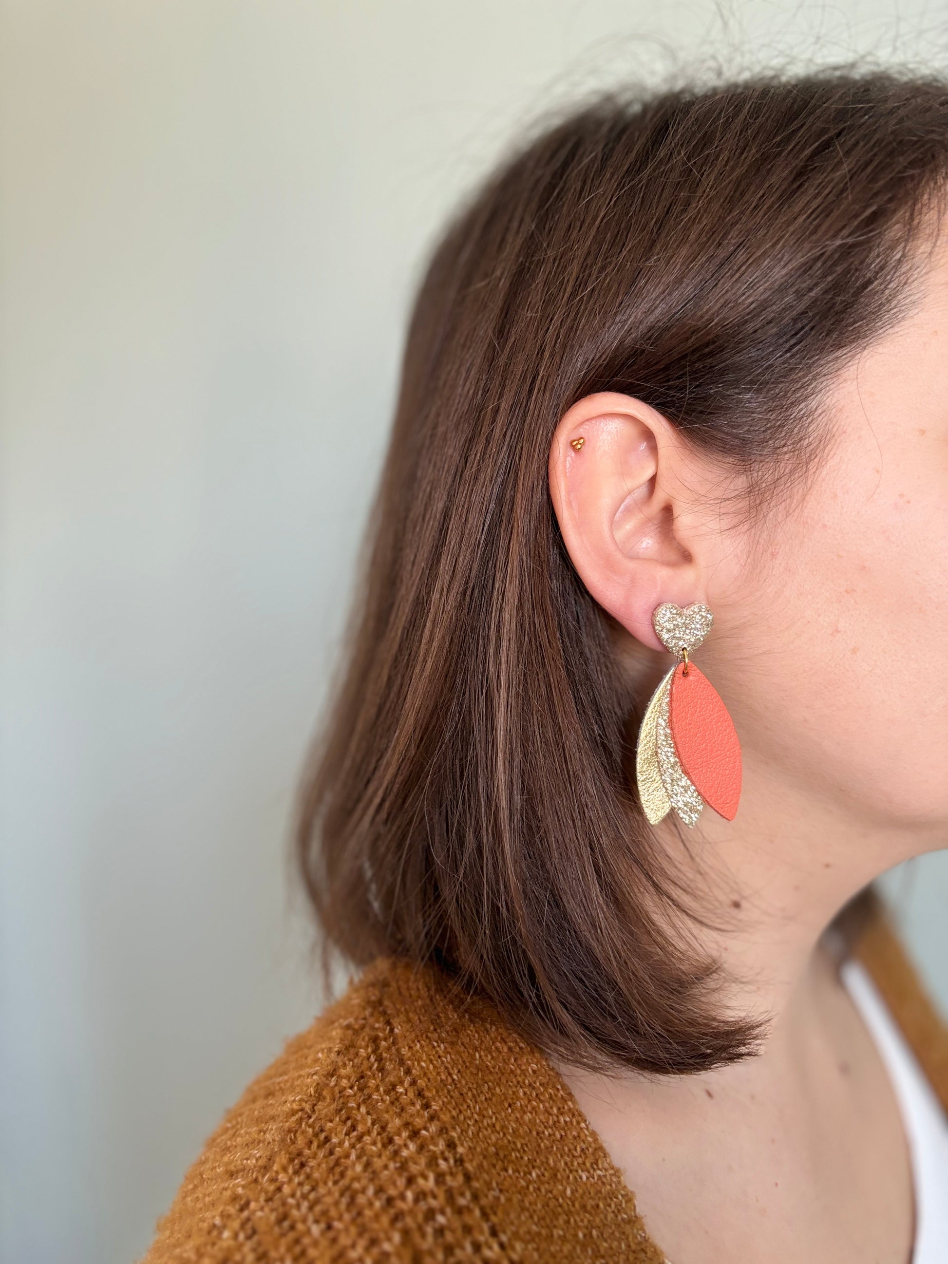 Boucles d'oreilles chics orange et dorées, paillettes, en cuir upcyclé, fabrication artisanale et française