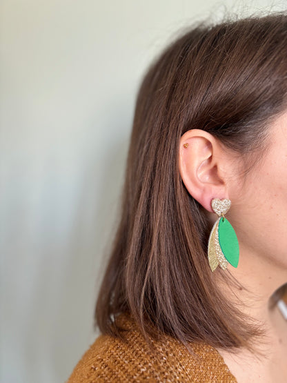 Boucles d'oreilles chics vertes et dorées, paillettes, en cuir upcyclé, fabrication artisanale et française