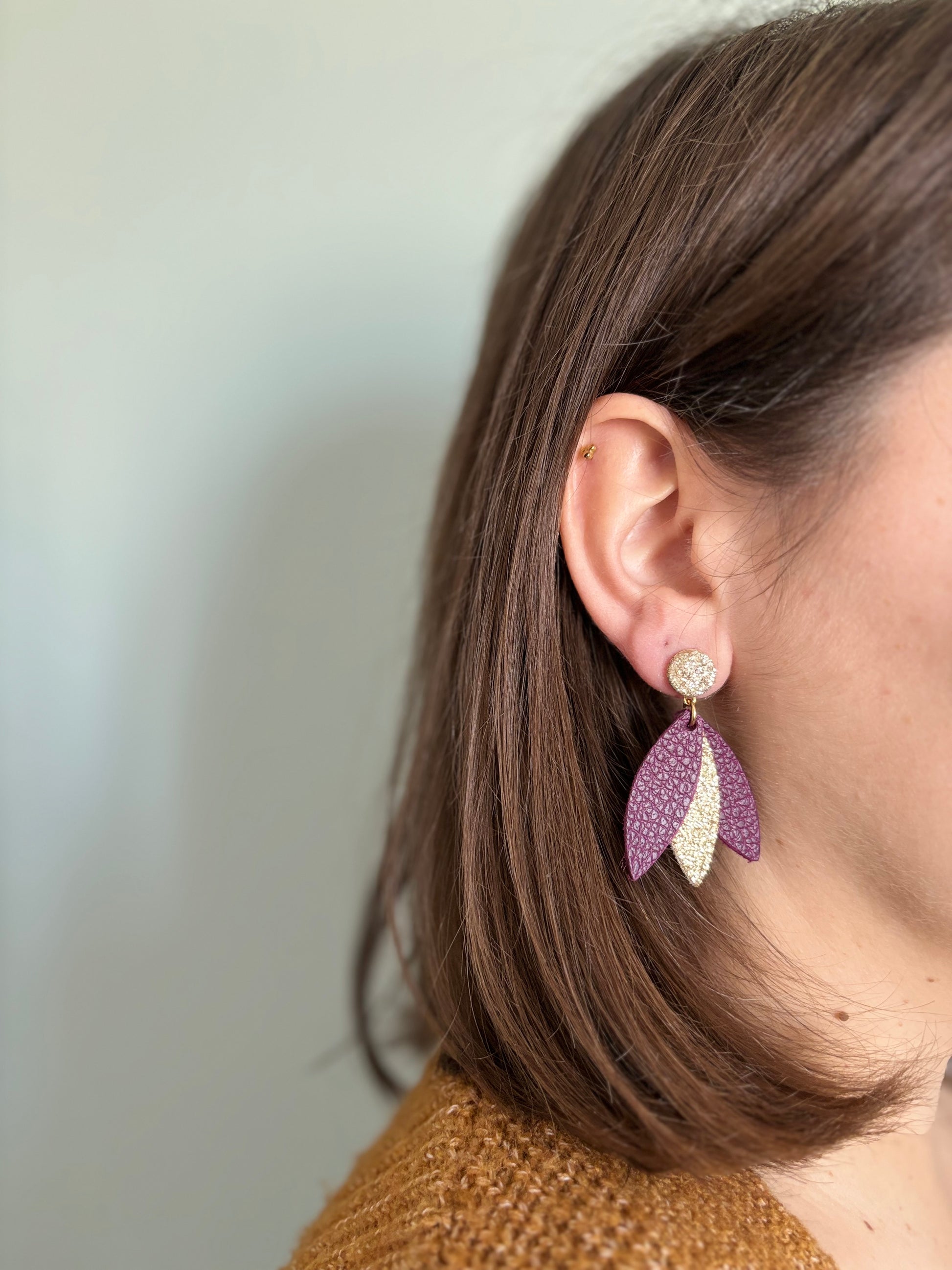 Boucles d'oreilles chics, en cuir upcyclé couleur prune et paillettes, fabrication artisanale et française